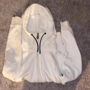 Hoddie - Säljer min Pelle p tröja då den blivit för liten. Köpte i somras men används fåtal gånger, i ny skick. Köptes för 1300kr