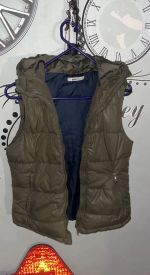 Grön Väst - Jag har en mörk grön väst med luva i storlek S. Knappt använd, inga skador av något slag. Säljer av den då jag skulle behöva en i större storlek. Finns i Lindesberg. Må vara grön men det är inte så hemskt som man tror!