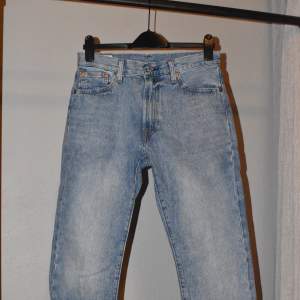 Blåa jeans från Levis 551 z Storlek: W30 L32 Bra skick, endast använda ett fåtal gånger Nypris: 1300
