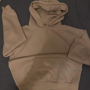 Ljusbeige hoodie i strl XS från bikbok, använd en gång, kan mötas upp annars står köpare för frakt! 
