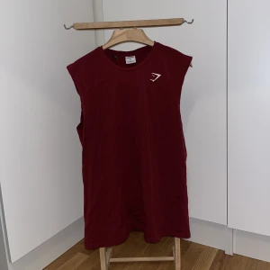 GYMSHARK LINNE VINRÖD - Vinröd linne från Gymshark  Storlek : XL (herr)  Pris : 100,- 