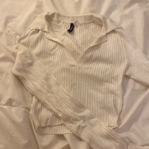 Vit topp med krage - Vit topp med krage i bra skick. Säljer för 45kr + frakt 