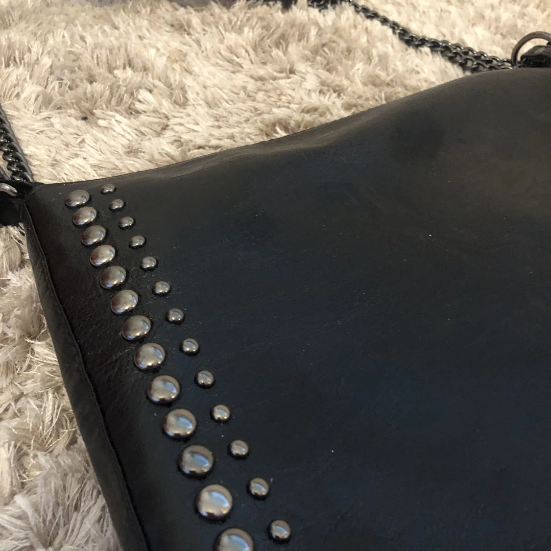 Väska med nitar - 90