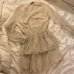 Prickig klänning - Söt prickig klänning från Ginatricot. Superbra skick, använd 1/2 gånger. Strl 32, funkar jättebra som 34 också. Säljer för 180kr + frakt🥰