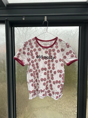 Retro Odd Molly tshirt - En mycket unik vintage/retro Odd Molly T-shirt, ca 20 år gammal men inget sönder och väldigt bra kvalité!🤩🤩🫶🏽