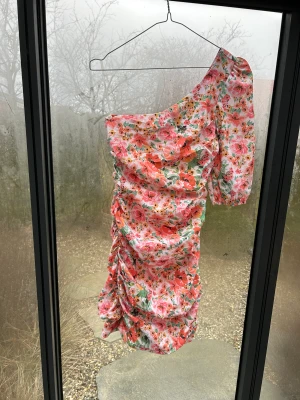 Blommig klänning - En färgglad blommig klänning, perfekt nu till sommaren😍🌸inget sönder ! Väldigt stretchigt tyg, så passar både XS som S