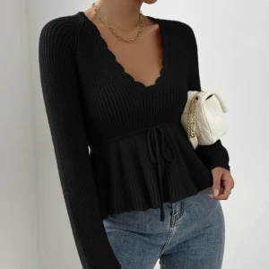 Svart stickad tröja med detaljer - Säljer denna helt nya oanvända svarta stickade tröjan med markerad midja och detalj ✨ 150 kr + frakt