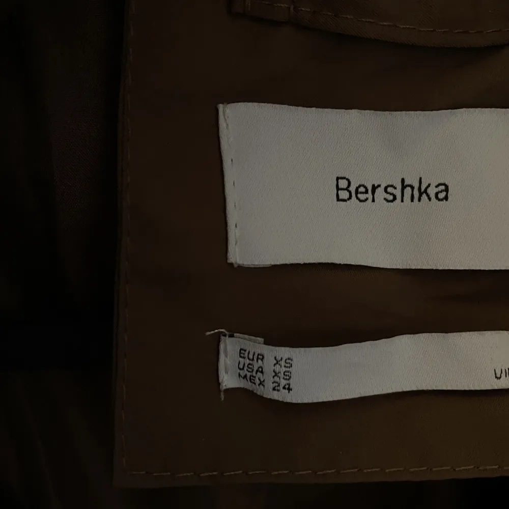 Superfin oanvänd jacka från Bershka!! Skitsnygg brun färg 🤎🤎🤎 250kr + frakt, strl XS . Jackor.