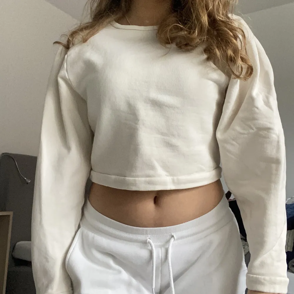 Säljer denna crop top törjan köpt från lindex! Helt oanvänd. Storlek S. Skriv för fler frågor! . Tröjor & Koftor.