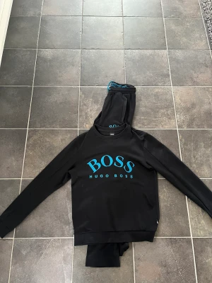 Hugo Boss dress  - Tjena säljer min Hugo Boss dress. Byxorna är i storlek xs och tröjan är i storlek M. Mycket bra skick på dressen eftersom den är använd ca 5 gånger 