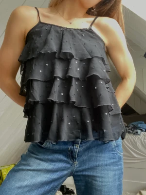 Festtopp! - Jättegullig festtopp med volanger och paljetter💗