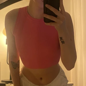 Zara Crop Topp - 💖 Säljer min neon rosa topp från Zara, storlek S. Den är i väldigt fint skick då den är använd 1-2 gånger. 💖