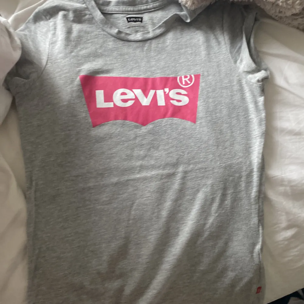 En fin Levi’s t-shirt som är i fint skick!⭐️ Den ganska kort i armarna. Jag säljer den var för liten i storleken! Köparen står för frakten 📦⛱️. T-shirts.