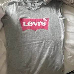En fin Levi’s t-shirt som är i fint skick!⭐️ Den ganska kort i armarna. Jag säljer den var för liten i storleken! Köparen står för frakten 📦⛱️