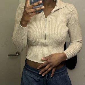 Tröja - Tröja med dragkedja. Använd fåtal gånger.  Frakten ingår i priset 