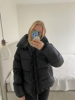 Svart pufferjacka  - Varm svart pufferjacka från bikbok. Nästan oanvänd med en justerbar resår där nere och hög hals