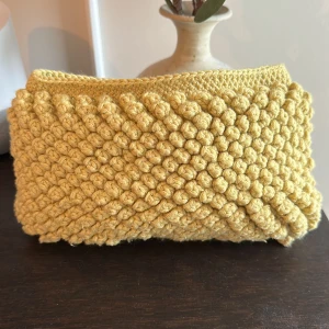 Handvirkad necessär  - Handvirkad necessär i fin gul färg. Väldigt rymlig och bra kvalite.