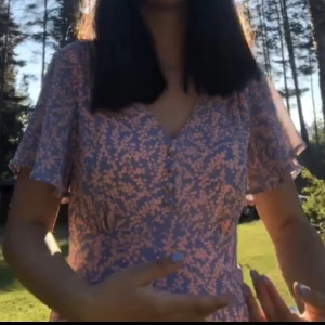 Klänning  - Klänning i så fina färger och så skönt material. Den har band som man kan knyta som man vill i midjan så man får en jätte fin siluett i klänningen!❤️