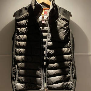 Parajumpers väst (militär grön) - Parajumpers väst i militär grön. Storlek S. Cond 8,5/10, inte använt mycket. Köpt på NK Göteborg och kvitto finns. Nypris 2699kr.