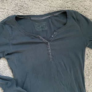  Tröja med knappar - Supersnygg tröja med knappar i lite Bella Swan twilight stil😆😆 den är i storlek L men jag som har xs har kunnat ha den som en ”oversized” tröja🥰