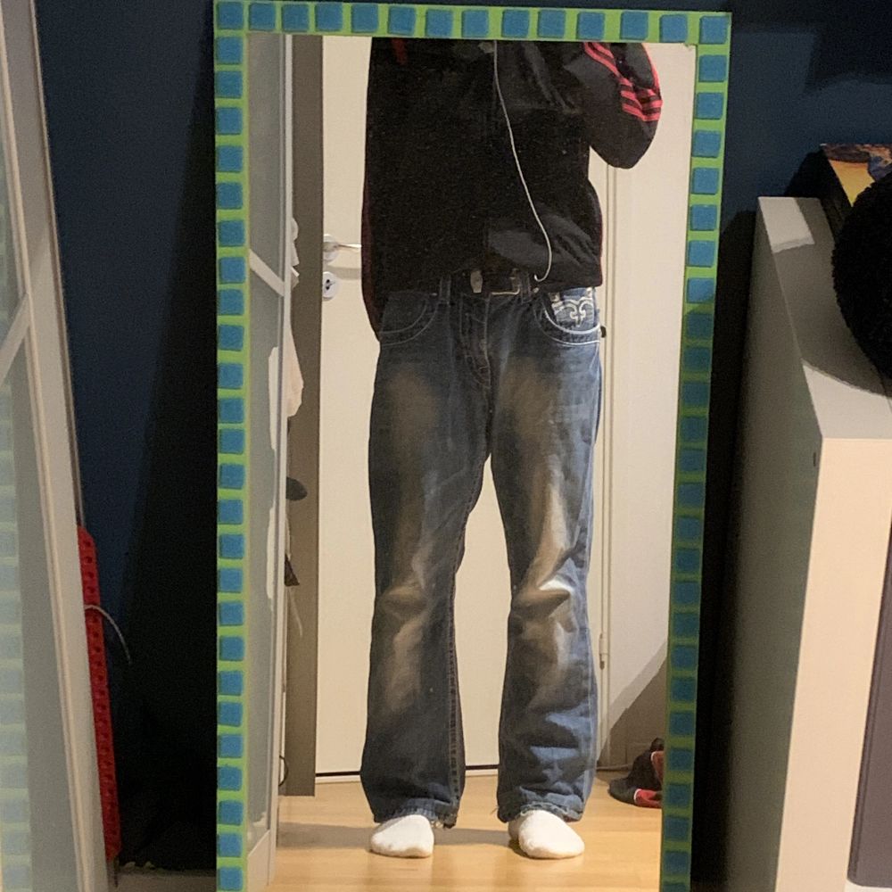 Rock revival wilson straight storlek 33 true religion like jeans utmärkt skick bortsett från att jag sprättade upp de längst ner så de blev längre dm om du har någon fråga. Jeans & Byxor.