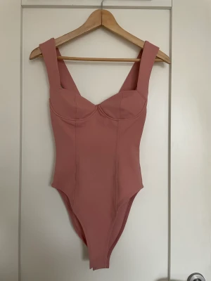 Ny body  - Ny body från zara i storlek xs