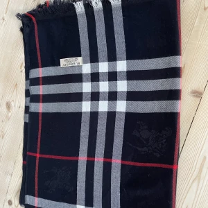 Burberry scarf - Äkta scarf från burberry, köpt i England. Pris kan diskuteras vid snabb affär 
