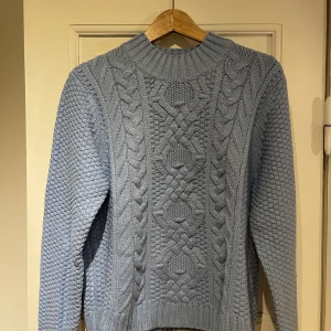 Stickad tröja - Blå stickad tröja från Lager 157. Tröjan är k bra skick då den endast är använd 2 gånger.🦋🦋