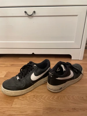 Nike Skor - Nike AirForce 1 Skor Storlek: 42.5 Aningen Slitna Går att putsa vid köp