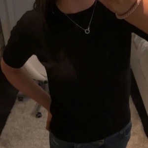 Zara tröja  - Super snygg svart tröja från zara!! Passar verkligen till allt💞