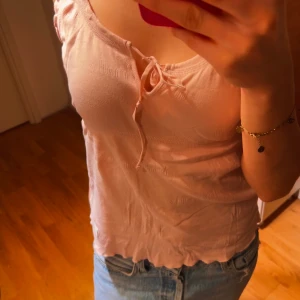 Odd Molly - Supergulligt rosa linne från odd molly, köpt på Sellpy💕 älskar tycket på ryggen men får tyvärr ingen användning för tröjan:( Kan mötas upp i Stockholm, annars står köparen för frakt!