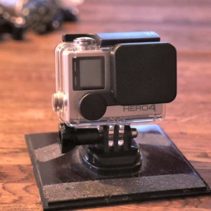 GoPro Hero 4 - GoPro Hero 4 Silver  Finns massa tillbehör och finns bilder på allt, skriv ett meddelande (Inklusive 3 batterier, laddare till batterier och sladd)  Aldrig använd, endast testad hemma.  