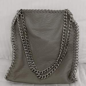 Säljer denna grå/beigea Tiamo väskan då den inte kommer till användning längre💞Nypris 599kr