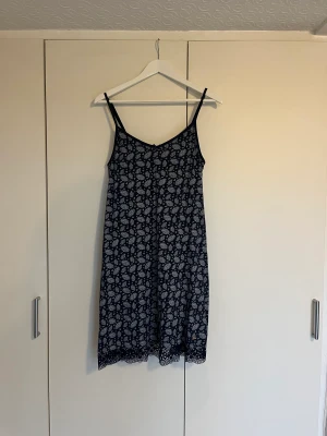 Kort klänning - Kort mönstrad klänning med smala axelband från Hampton Republic, bra skick. Köparen står för frakten🫶🏼
