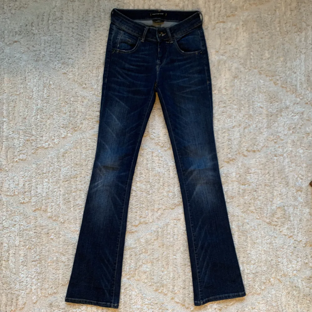 Ett par superfina lågmidjade bootcut  jeans från Fornarina! De är i storlek 25.💞 300 kr + frakt. Midjemått: 67 cm Innerben: 81 cm. De är väldigt stretchiga.. Jeans & Byxor.