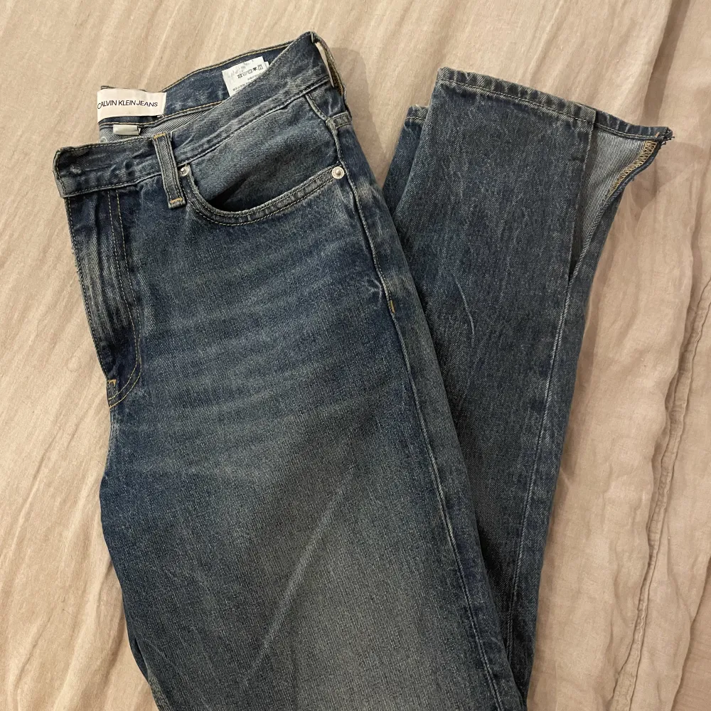 Superfina jeans som tyvärr är för stora, därför knappt använda! Slitsar i sidorna! . Jeans & Byxor.