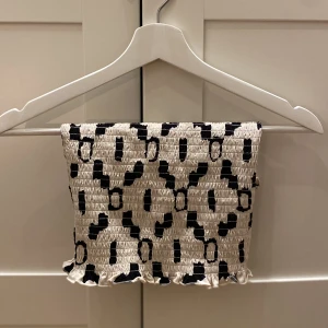 Mönstrad bandeutopp🌟 - Jättegullig bandeutopp med lite volanger från H&M. I Nyskick och bara använd  någon enstaka gång. Säljer då den är lite för tight på mig.🌟