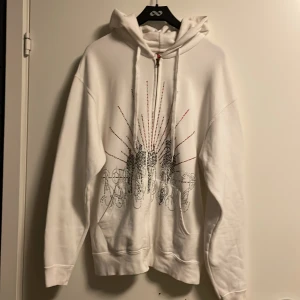 Rhinestone hoodie abundant - Riktig fet zip hoodie från abundant. Har använt den till och från för att inte slita på den. Storlek medium men sitter som small. Den är inte trasig men en del rhinestones har lossnat.