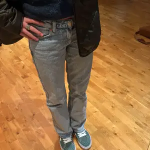 Säljer nu dessa low arrow jeans från weekday då dom inte kommer till användning. Sparsamt använda, skulle säga att dom är i nyskick. Skickar endast på posten. Pris kan diskuteras, skriv vid intresse<3