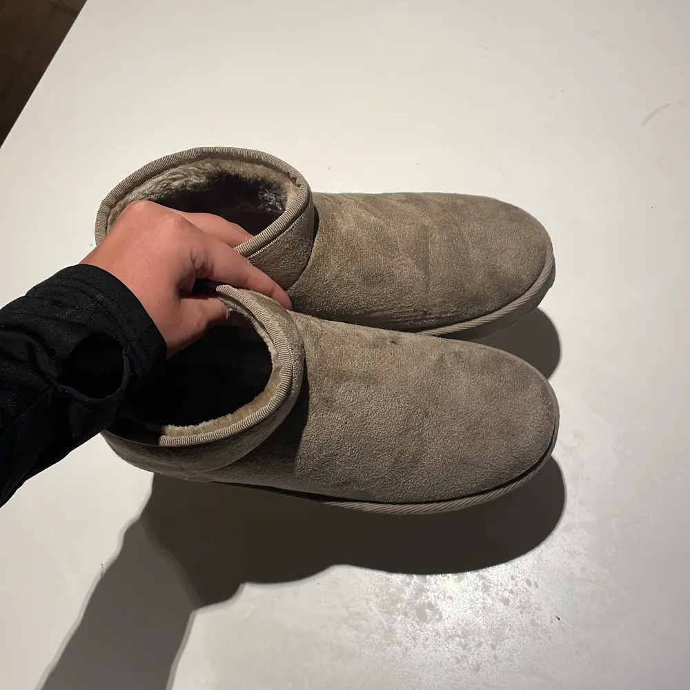 Så snygga low brun/grå uggs i storlek 40, helt oanvända i nyskick! Säljs endast för de inte kommer till användning 🫶🏼500+frakt. Skor.