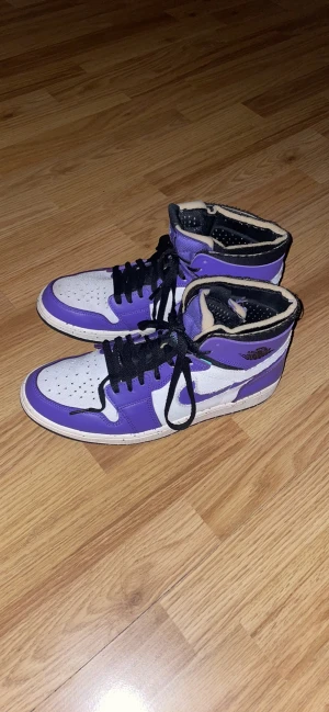 Jordan 1 High Zoom Air CMFT Purple/dark iris - Säljer ett par Jordan 1 High Zoom Air CMFT i storleken 44/US 10. Allting är kvar som t.ex lådan  De är använde ett fåtalgånger som man kan se på bilderna men blivit lite färgade på ett ställe som man kan se på den vänstra skon. Annars ser de helt nya ut.