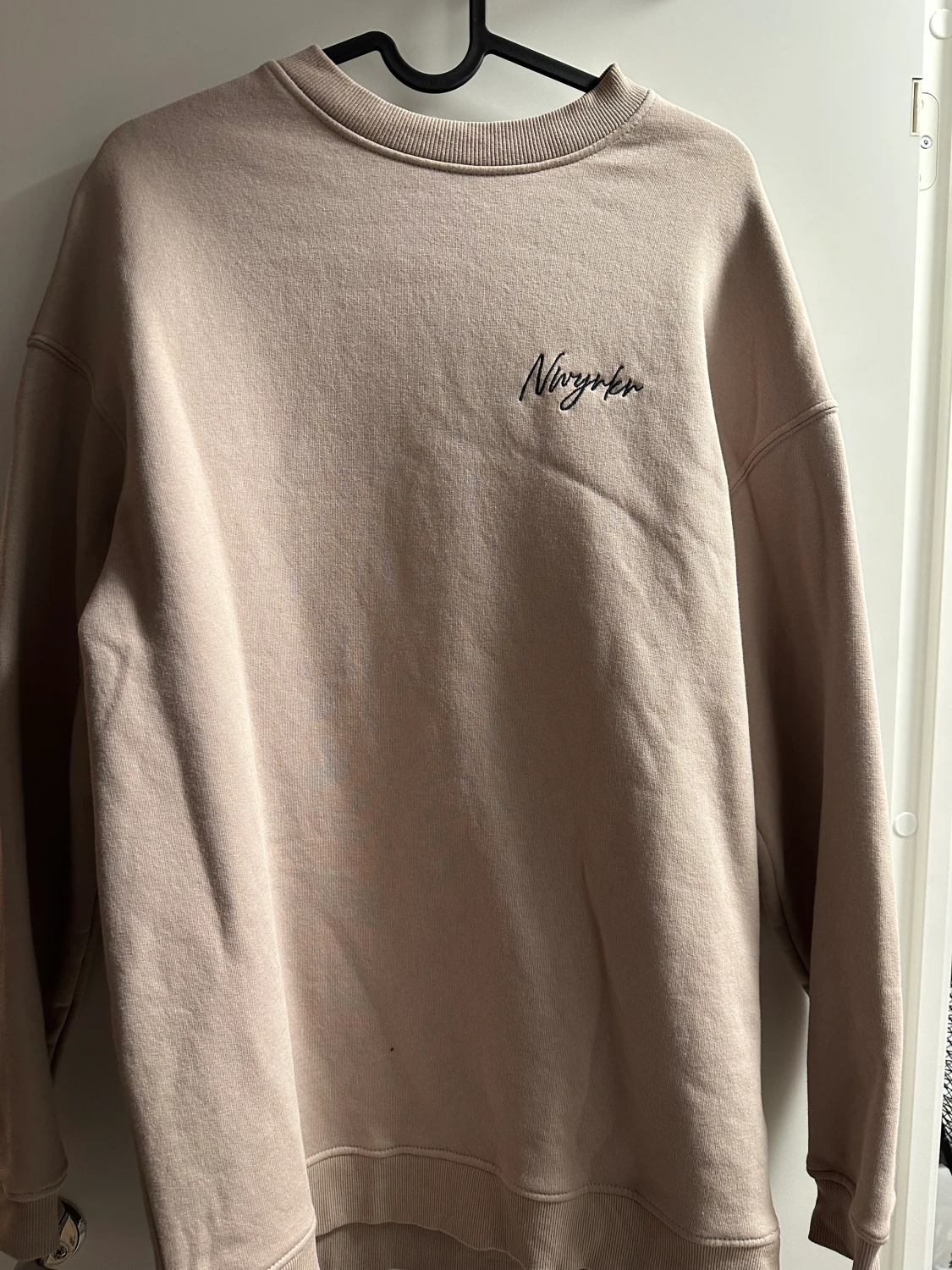 Ljusrosa/beige tröja med tryck på ryggen