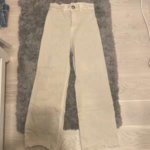 Beiga byxor - Beiga byxor i storlek 34.