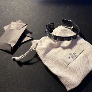 Valentino armband - Använt ungefär 10 gånger och har inga märken. Köpt på NK för ett år sedan, kvitto medföljer.