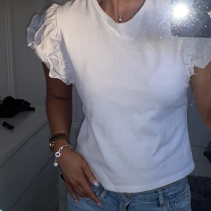 Zara topp - Superfin topp från zara med puff/volang ärm🤍☁️ 150 + frakt 📦👍🏼