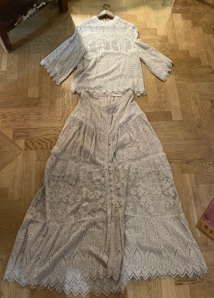 Brudklänning i spets tvådelad - Bohemisk brudklänning i spets från Odd Molly 2017. Endast använd en dag. Vackra spetsar och detaljer med knappar i ryggslutet på kjolen. Kjolen kan med fördel användas som sommarkjol också, samma med blusen i 3/4 ärm. Kjolen svajar vackert när man går. 