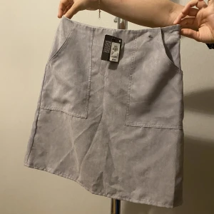 Nu mocka kjol grå - Helt ny mocka kjol i storlek S som är ganska strechig. Kan strykas. 