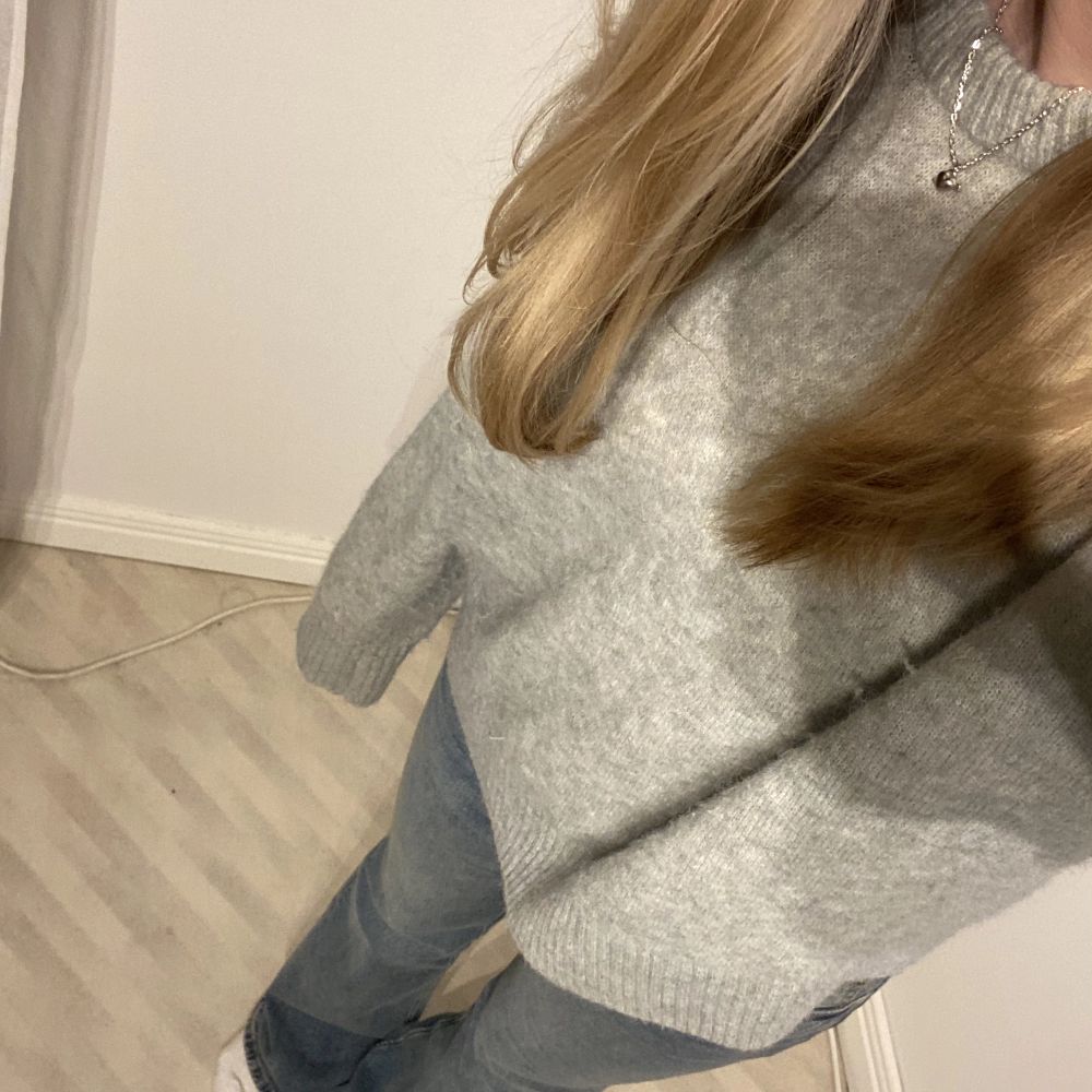 Min favorit stickade tröja💞 Söt färg pch sticks inte mot kroppen Jag har 36/s💕. Stickat.
