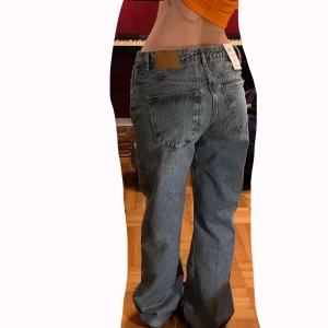 HELT NYA ZARA JEANS - Säljer de här SÅ FINA helt oanvända jeansen från Zara pga tappade bort kvittot och kan inte byta till en mindre storlek då de är för små att knäppa för mig.  Nypriset är 400kr på Zaras hemsida!  Jag är ca 161 cm!  PRISET GÅR ATT DISKUTERAS
