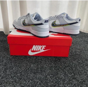 Nike dunk  - Nike dunk low white/blackened blue-volt/blue noirci. 